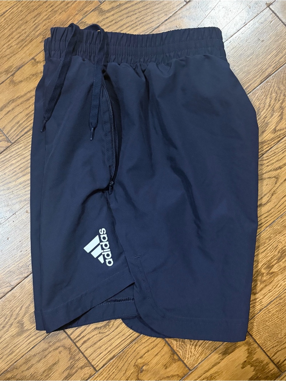 Adidas Men's Navy Athletic Shorts size small 7”